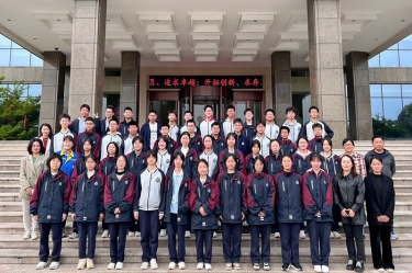 平湖市当湖高级中学研学团队走进9999js金沙老品牌纸业