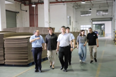 平湖市委常委、副市长张斌莅临9999js金沙老品牌纸业全资子公司平湖景包调研残疾人就业工作